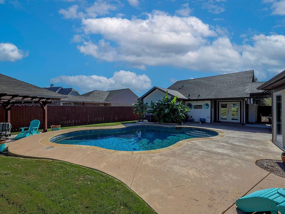 208 Tinker Trl, Burleson, TX 76028 MLS 20458314 Zillow