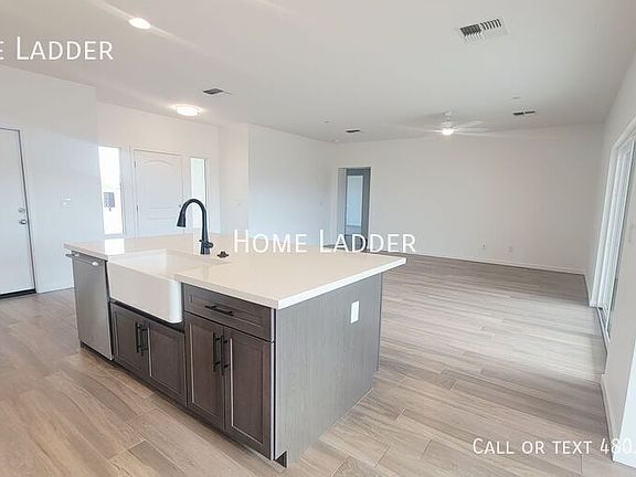 3rd image of 926 N 97th Way