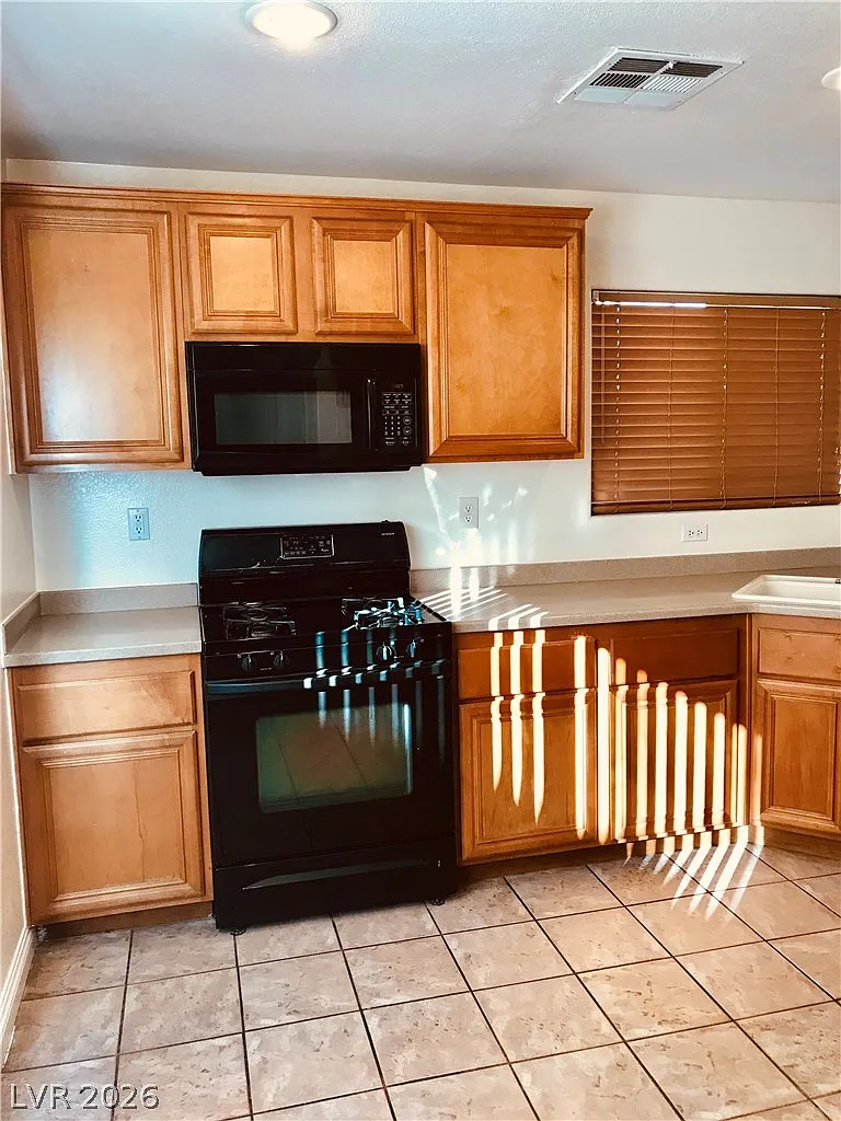 3 bed, 2.5 bath, 1279 sqft, $1,750 — Photo 2