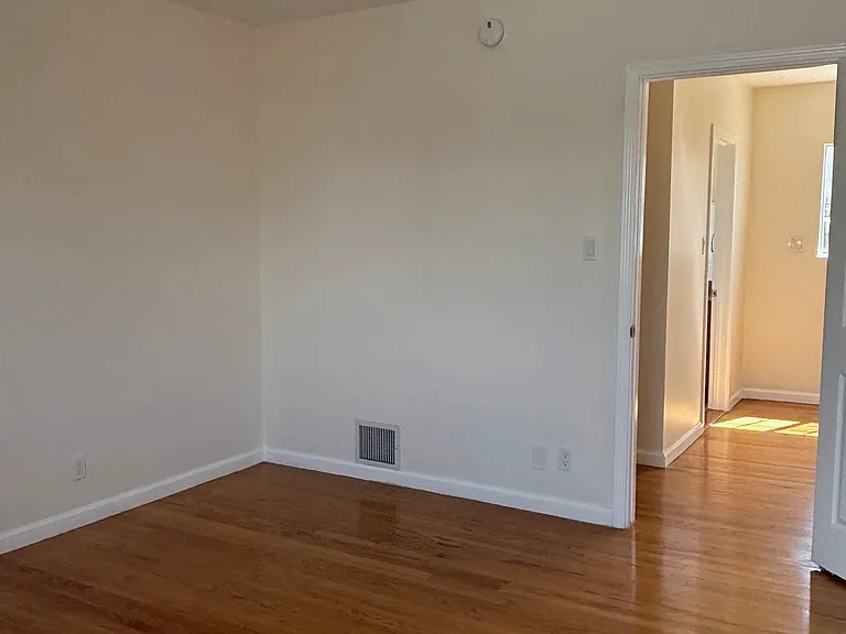 221 N Commonwealth Ave — Photo 10