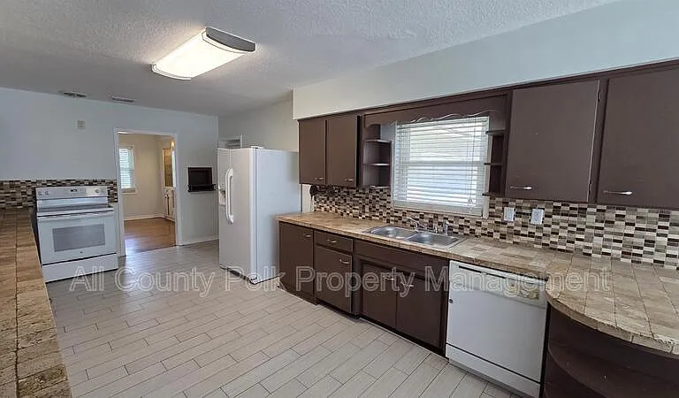 925 Sikes Blvd — Photo 9