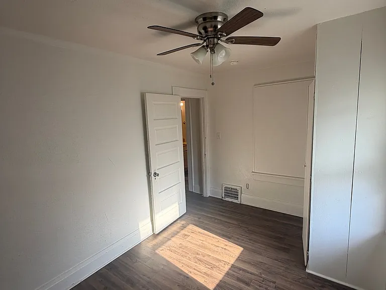 220 Franklin Ave — Photo 16