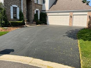 10 Sherwood Ct, Lake In The Hills, IL 60156