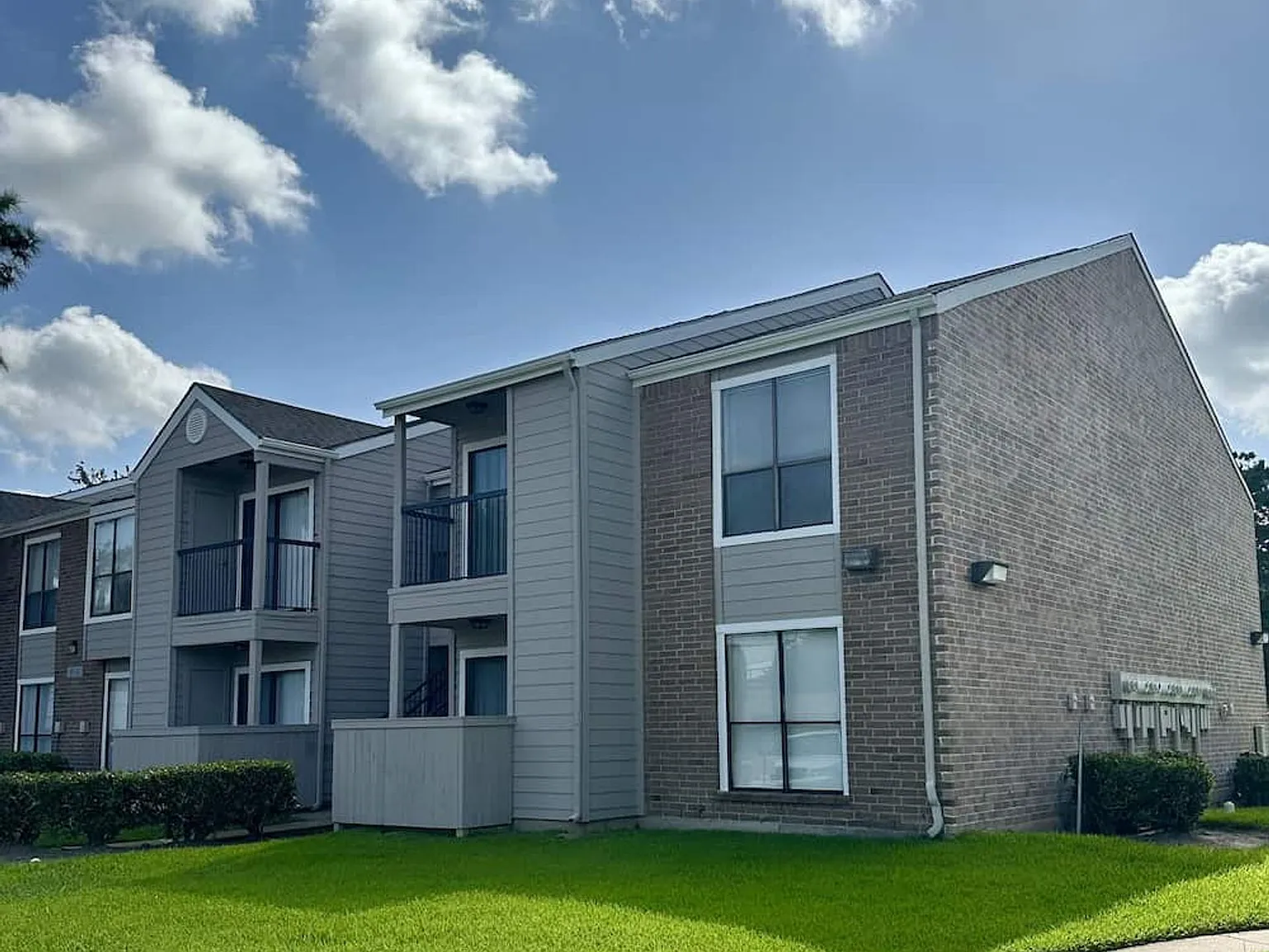 Fairway Square Apartments — Photo 3