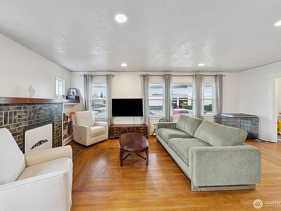 3rd image of 413 2nd Street NE