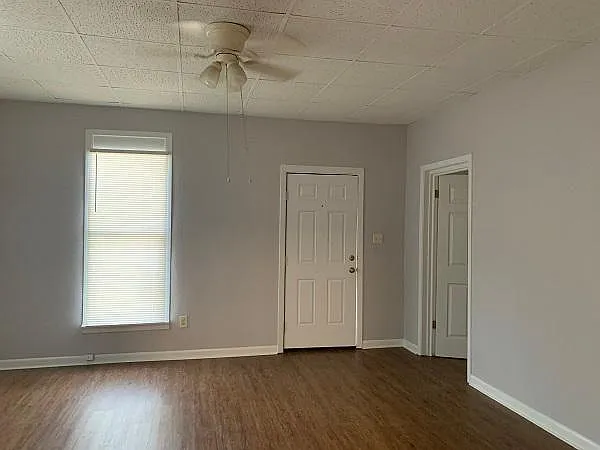 1004 E Houston St — Photo 6