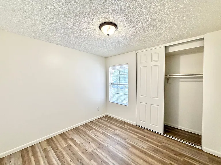 24690 Rugby Ln — Photo 17