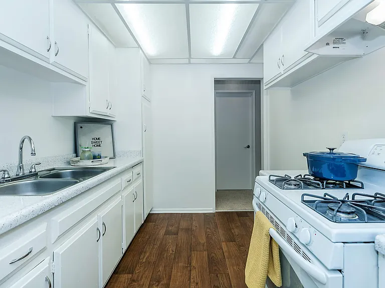 Hampshire Square Apartment Homes — Photo 14