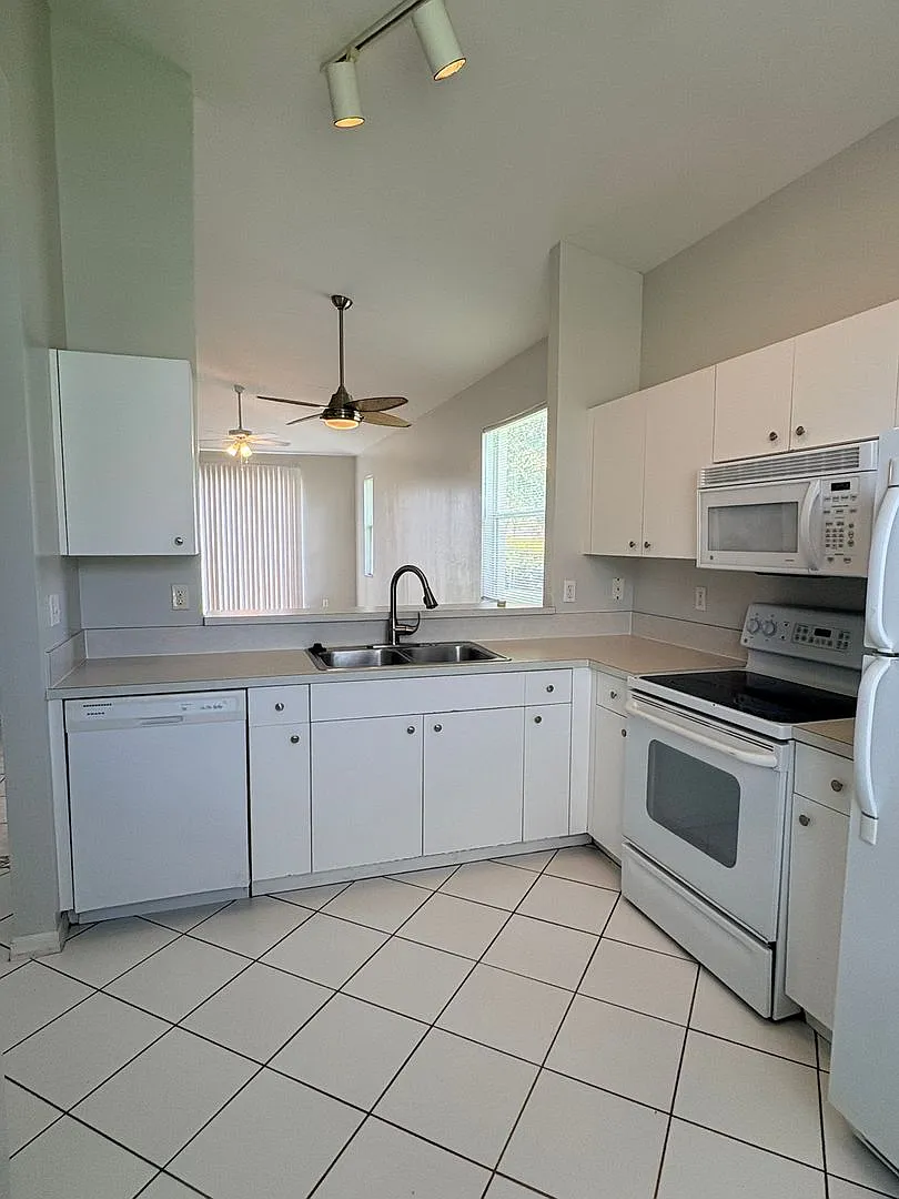 3/2.5 Townhome in Fort Myers for Rent — Photo 4