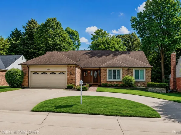 1447 Oakstone Dr, Rochester Hills, MI 48309