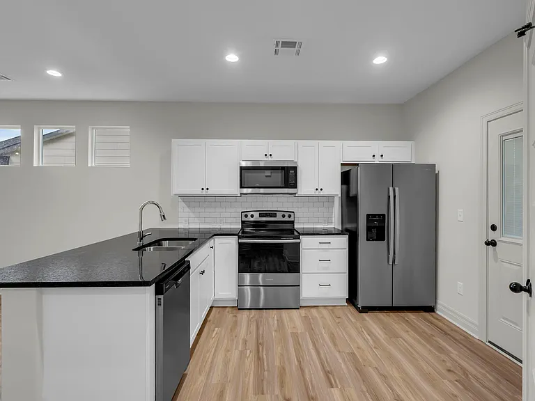 1811 E Liam Ct — Photo 1