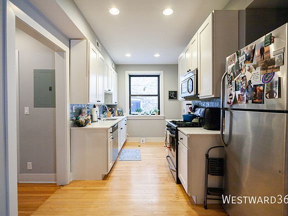 3rd image of 2032 W Berwyn Ave #2