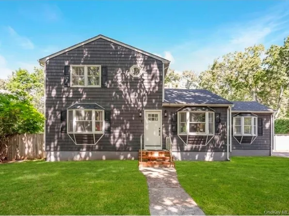 9 Half Moon Pond Road, Ridge, NY 11961