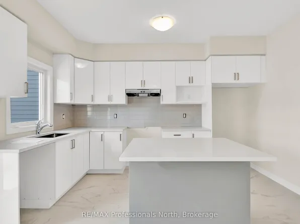 230 Beechwood Forest Ln, Gravenhurst, ON P1P 0H8