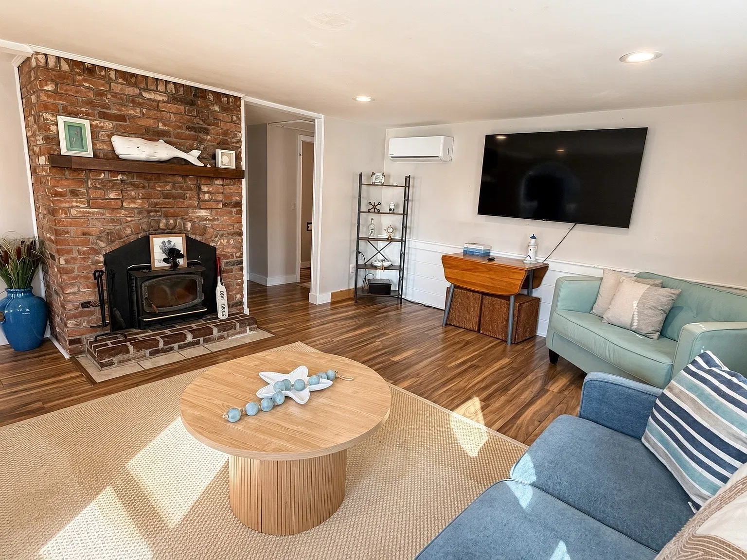 3 bed, 1.0 bath, 1194 sqft, $4,000 — Photo 2