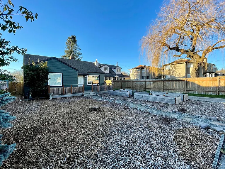 2425 Queen St — Photo 2