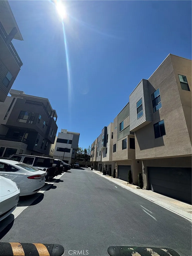 3 bed, 4.0 bath, 2126 sqft, $5,800 — Photo 3