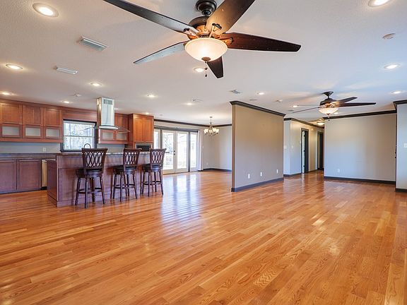 5th image of 2420 Meadowbrook Dr