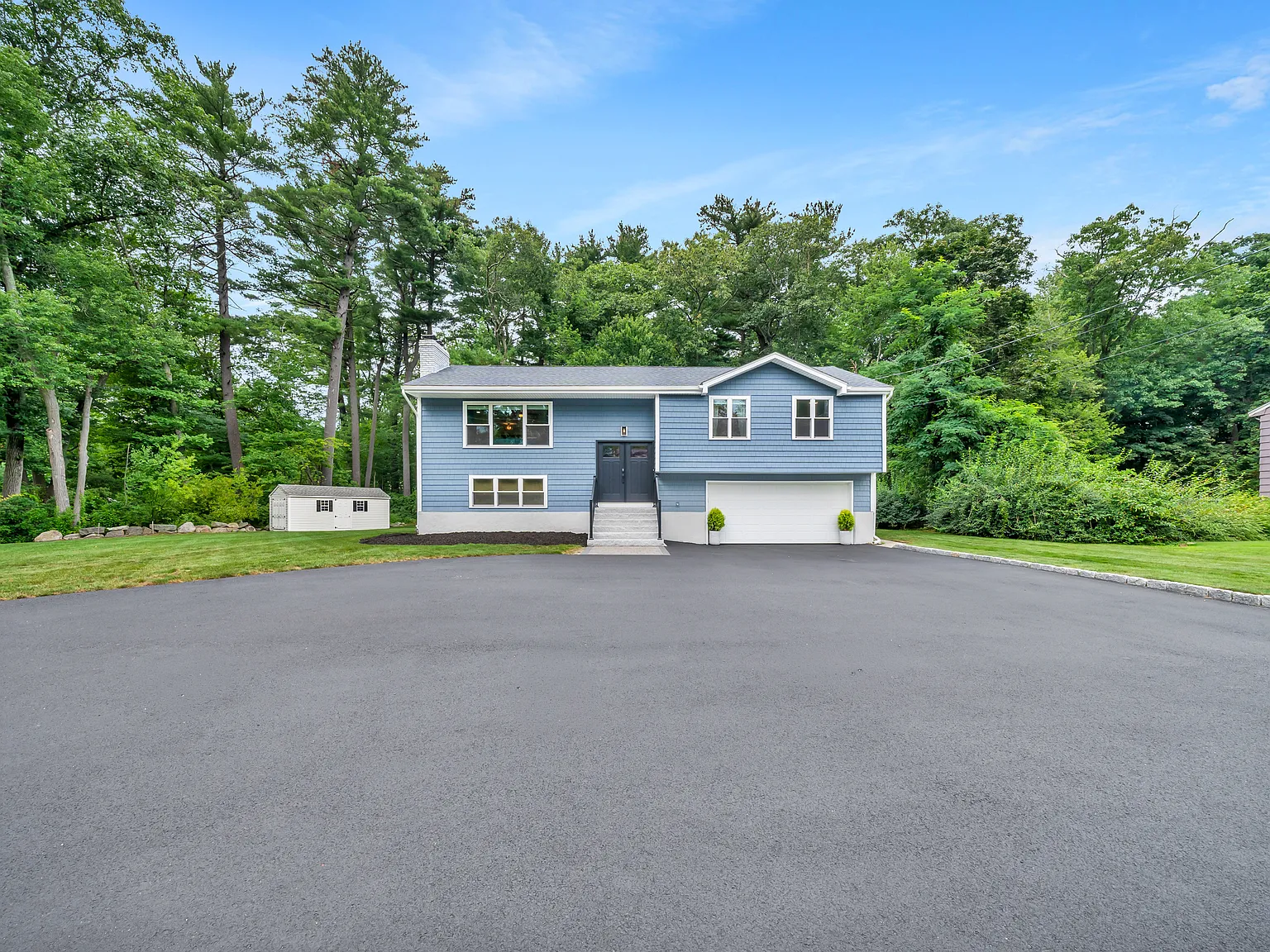4 bed, 2.5 bath, 2000 sqft, $4,800 — Photo 1