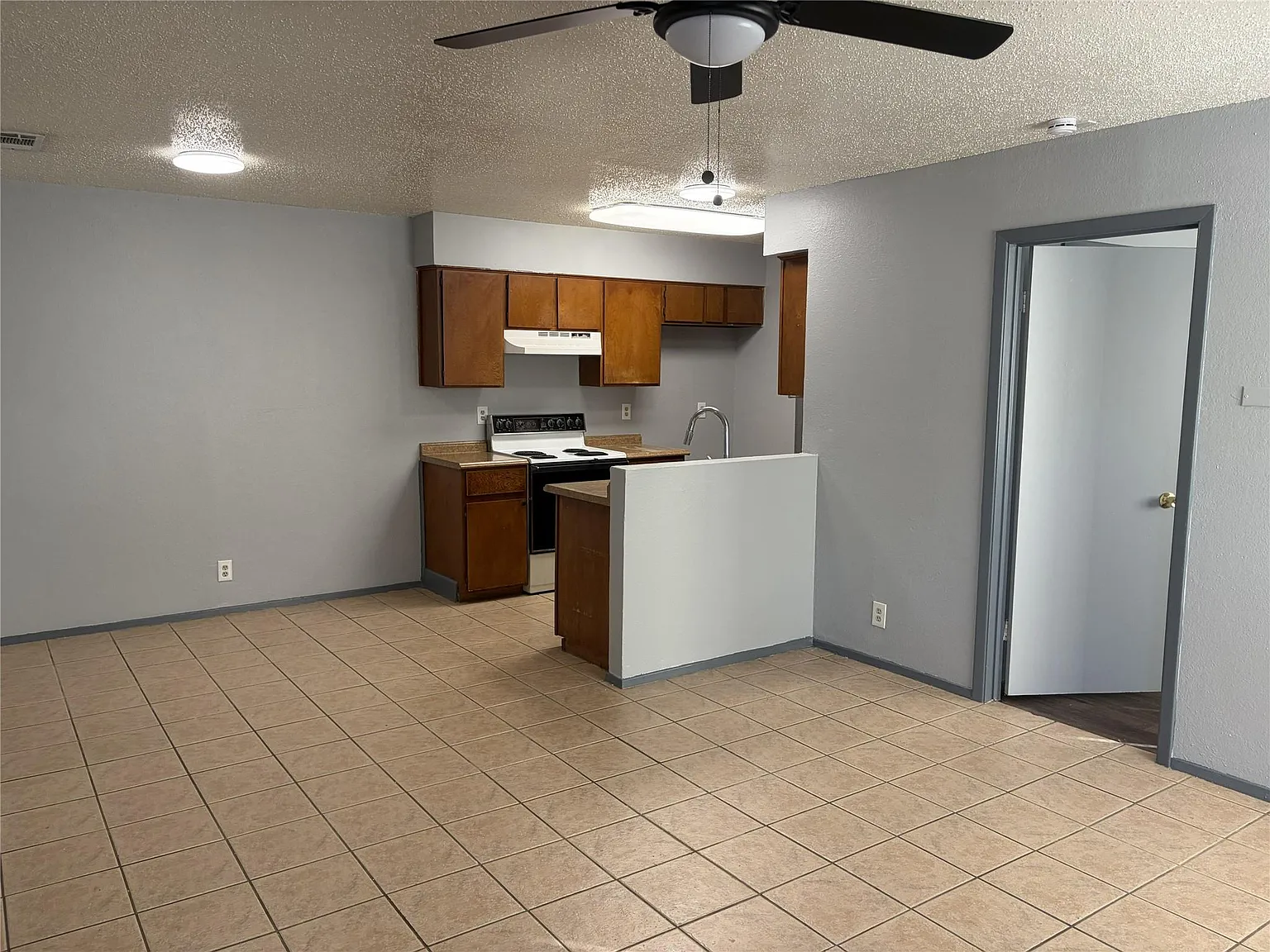 3 bed, 2.0 bath, 968 sqft, $1,575 — Photo 2