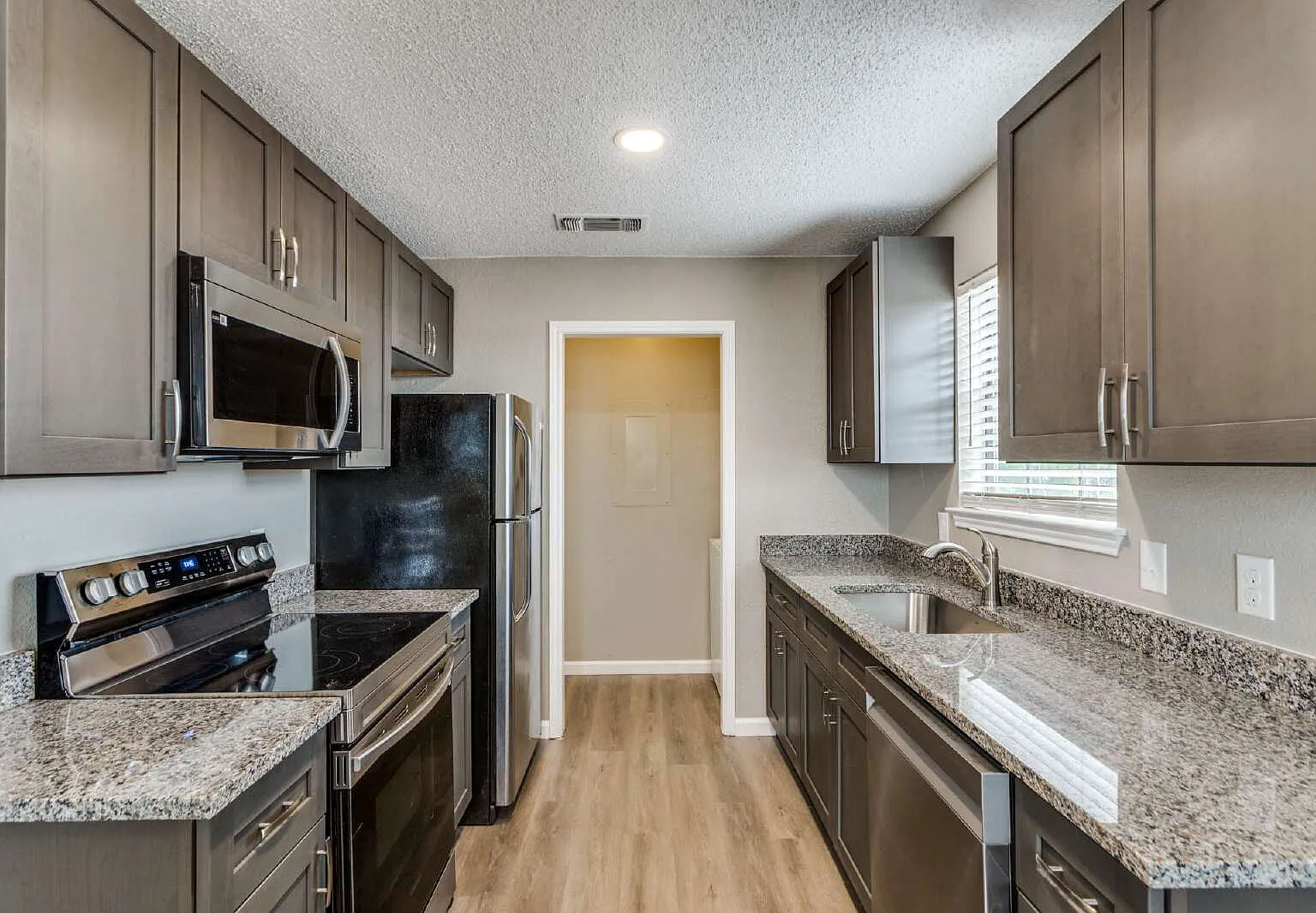 2 bed, 1.0 bath, 830 sqft, $1,250 — Photo 3