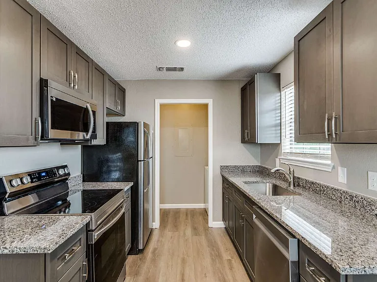 3214 Walton Ave — Photo 3