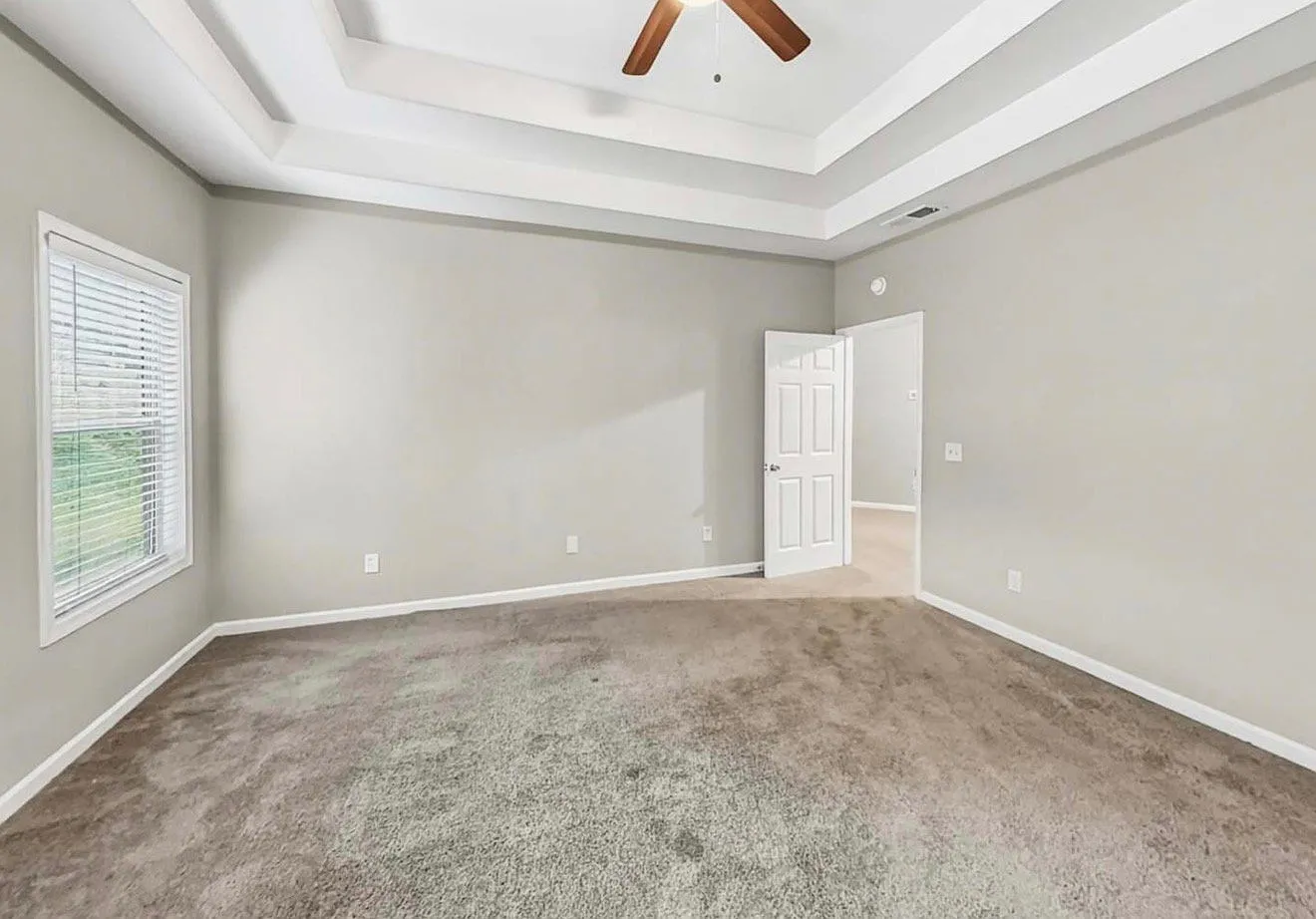Beautiful 3-Bedroom Home with Garage & Spacious Yard — Photo 3