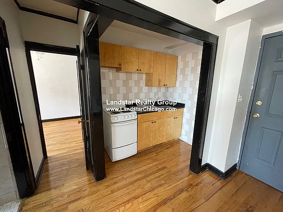 4th image of 846 W Montrose Ave APT 204