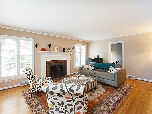 5th image of 946 Mohegan Ave