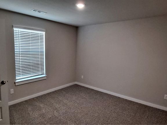 2nd image of 906 Sonoma St