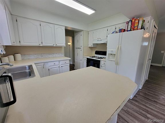 3rd image of 7142 Popplewood Dr
