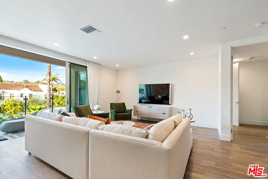 2 bed, 2.5 bath, 2116 sqft, $9,500 — Photo 2
