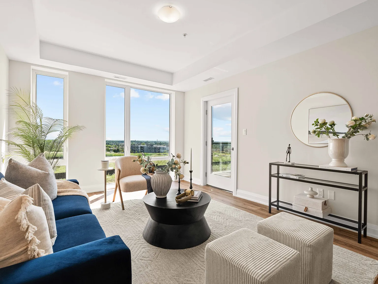 660 Sunningdale Road East London — Photo 4