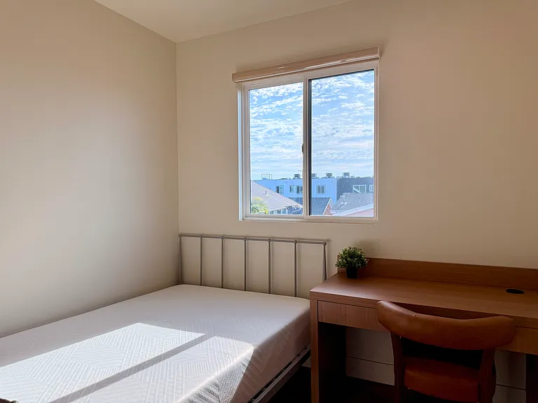 1575 W 35th Pl #D — Photo 3