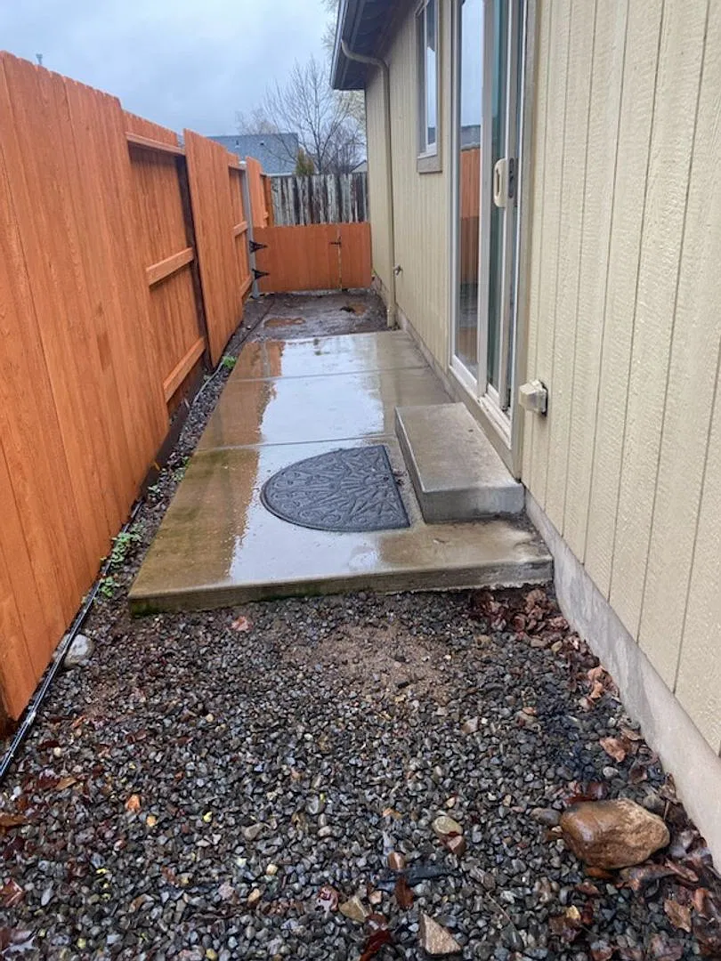 3 Bedroom, 2 Bathroom Duplex in White City — Photo 3