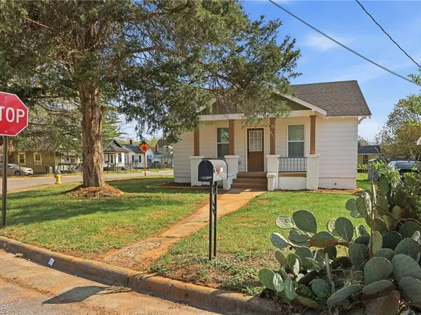 621 E A St, Newton, NC 28658