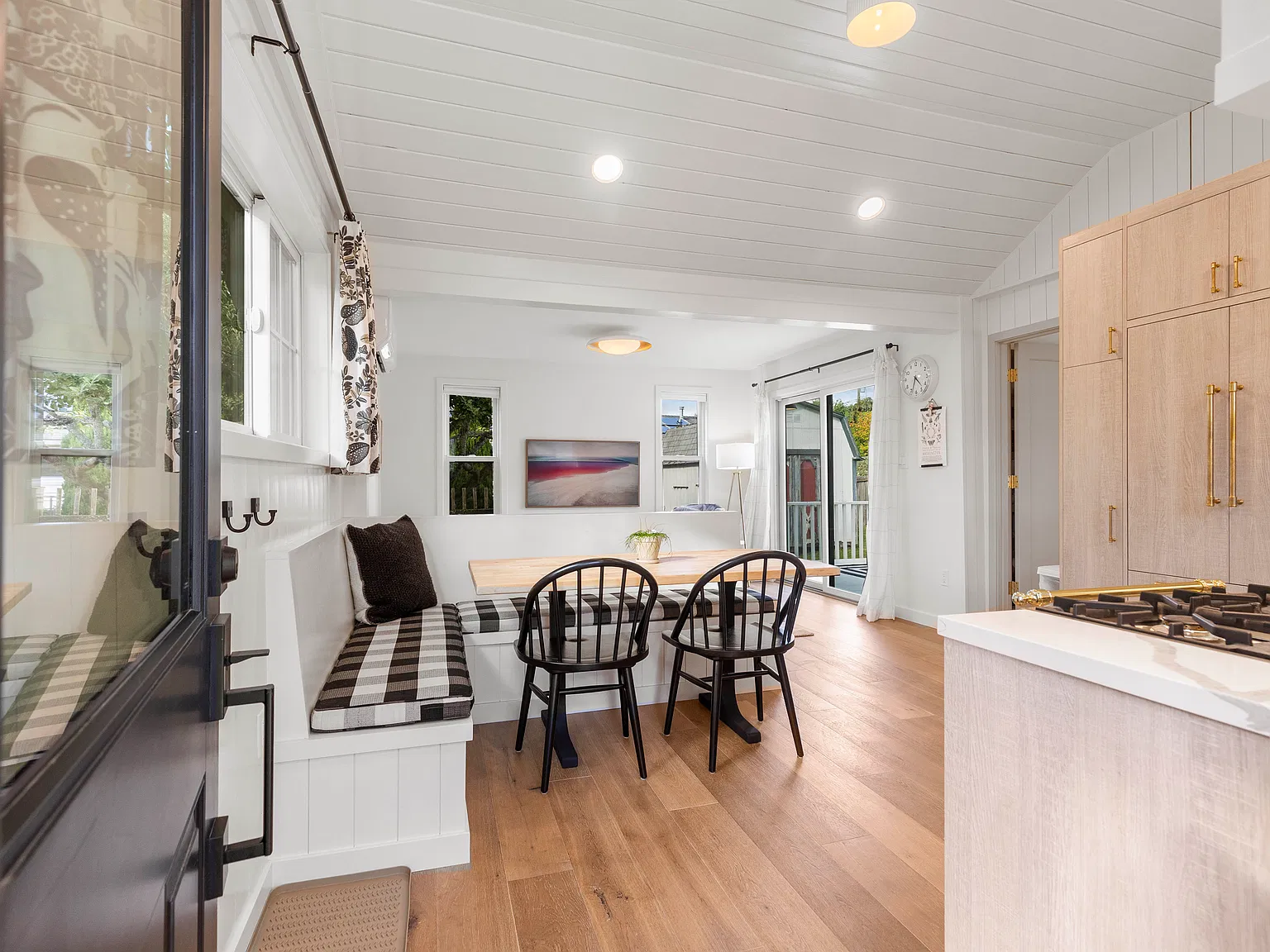 554 Seamont Ln — Photo 3