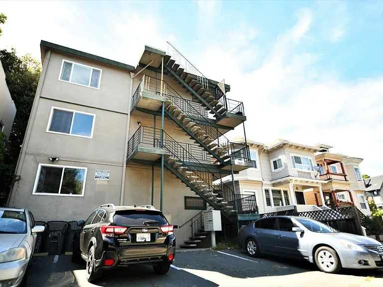 2821 Harrison St — Photo 1