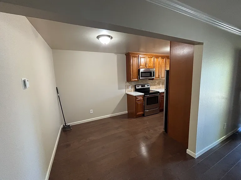 523 Poplar Ave — Photo 7
