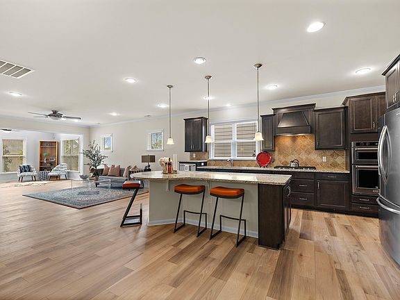 4th image of 104 Burlington Mill Ct
