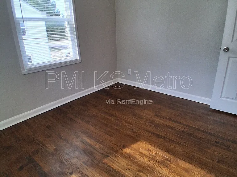 9548 Charlotte St — Photo 13