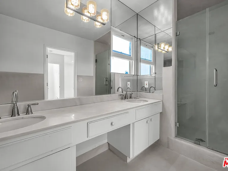 1521 Midvale Ave — Photo 27