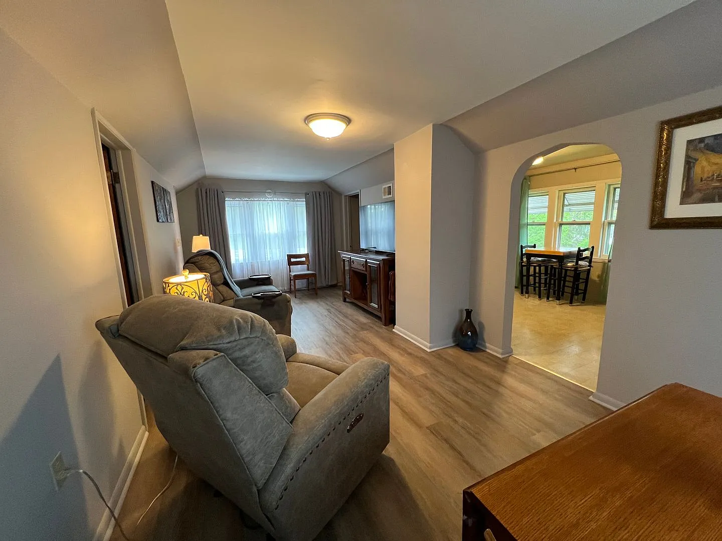 Fully Furnished 1 Bedroom, 1 Bathroom Duplex Unit In Peoria For Lease — Photo 2