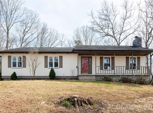 230 Foxwood Dr, Hendersonville, NC 28791