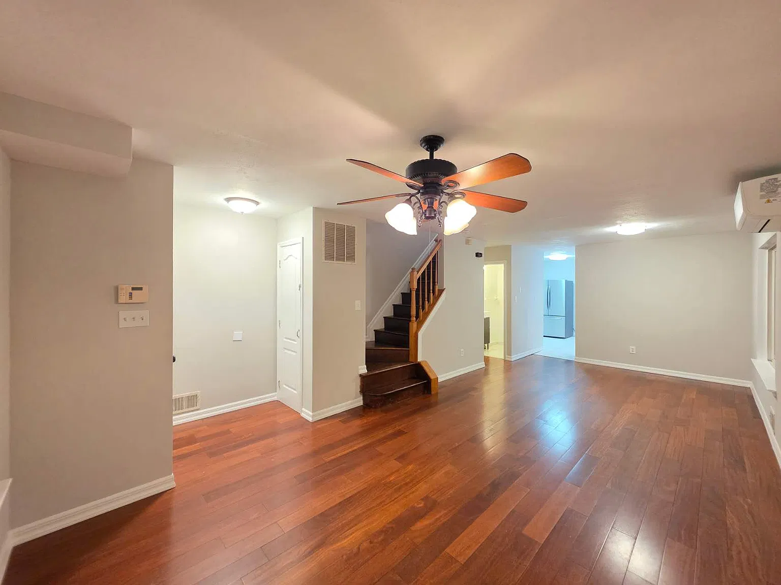 3 bed, 1.5 bath, 1400 sqft, $3,300 — Photo 4