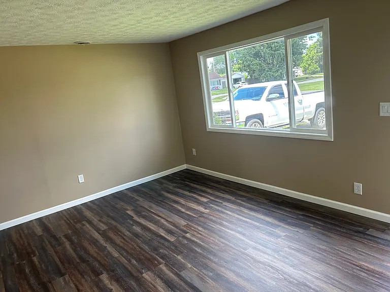 172 Erie Ave — Photo 6