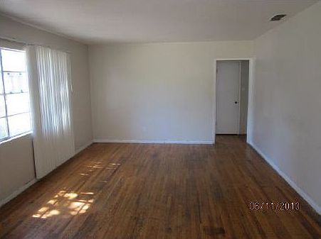 048-390772-living-22977350.jpg1