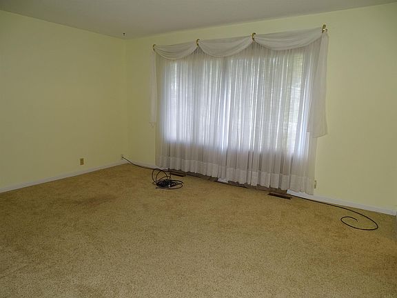 4th image of 3907 N Oakwood Ave