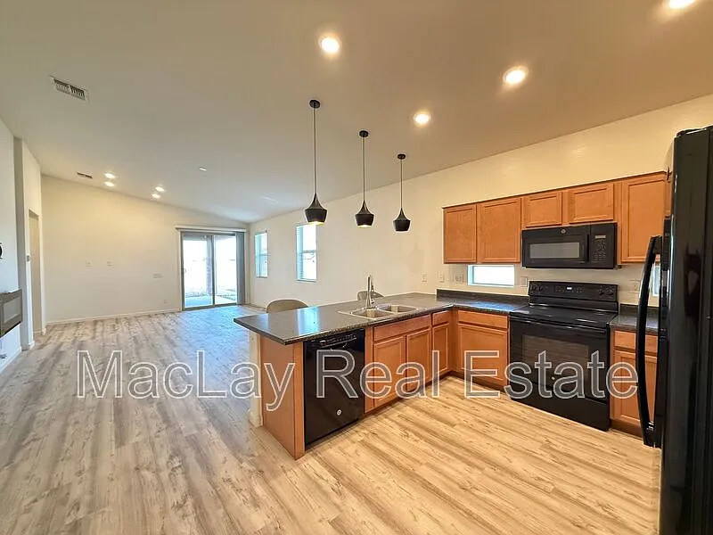 3 bed, 3.0 bath, 1937 sqft, $2,095 — Photo 3