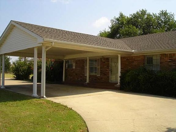 3rd image of 816 Laurence Dr